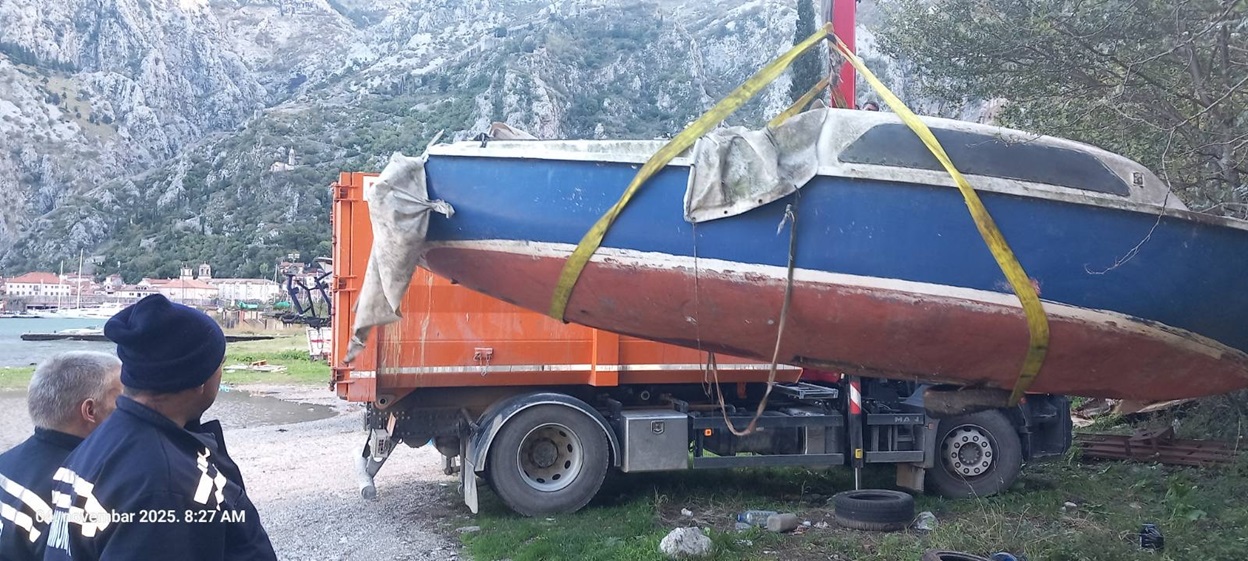 Kotor – Služba za inspekcijske poslove uklonila plovila i prikolice sa javne površine Kotor – Služba za inspekcijske poslove uklonila plovila i prikolice sa javne površine