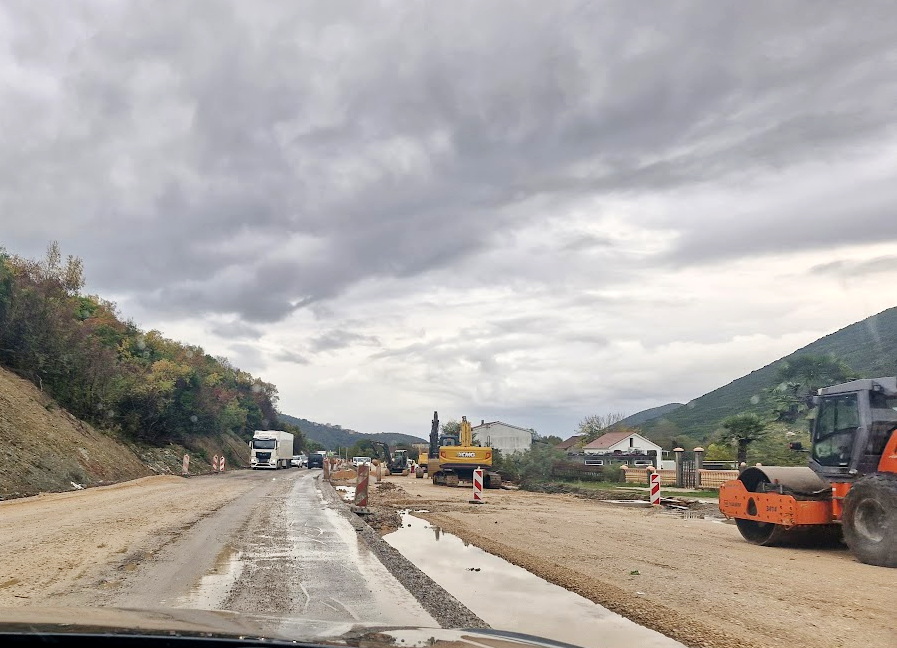 Do Nove godine planirano da makar jedna strana prvih 13 kilometara bulevara Tivat–Jaz bude pod asfaltom Do Nove godine planirano da makar jedna strana prvih 13 kilometara bulevara Tivat–Jaz bude pod asfaltom