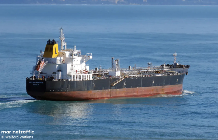 Oslobođena sva posada otetog tankera kod Somalije čiji je kapetan Crnogorac, pirati se uplašili i pobjegli Oslobođena sva posada otetog tankera kod Somalije čiji je kapetan Crnogorac, pirati se uplašili i pobjegli