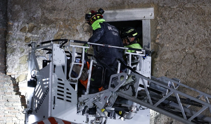 Radnik preminuo nakon spašavanja iz urušene kule u Rimu Radnik preminuo nakon spašavanja iz urušene kule u Rimu
