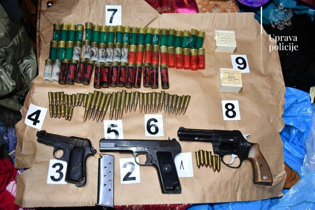 Kćerka prijavila oca: U Budvi oduzeto oružje i municija Kćerka prijavila oca: U Budvi oduzeto oružje i municija
