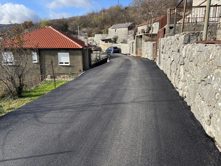 Herceg – Novi – Preko milion za lokalne puteve: Završeno asfaltiranje saobraćajnica na Kamenom i Mokrinama Herceg – Novi – Preko milion za lokalne puteve: Završeno asfaltiranje saobraćajnica na Kamenom i Mokrinama