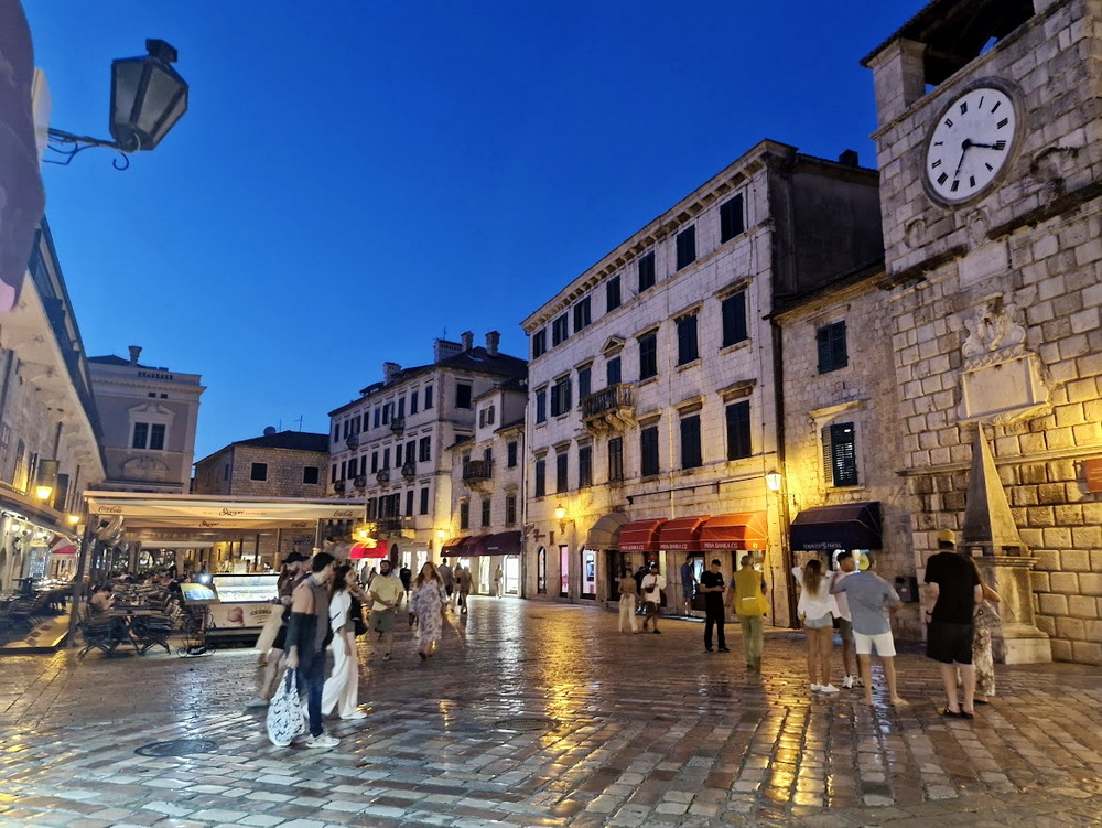 Kotor – Započinju radovi na sanaciji pločnika u Starom gradu. Kotor – Započinju radovi na sanaciji pločnika u Starom gradu.