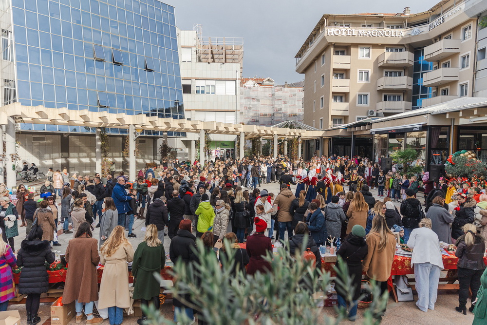 Novogodišnji humanitarni bazar u Tivtu 22. decembra, prihod namijenjen za pomoć Davidu Miniću Novogodišnji humanitarni bazar u Tivtu 22. decembra, prihod namijenjen za pomoć Davidu Miniću