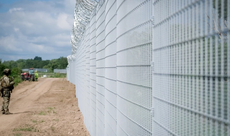 Latvija završila zaštitnu ogradu na granici s Rusijom Latvija završila zaštitnu ogradu na granici s Rusijom