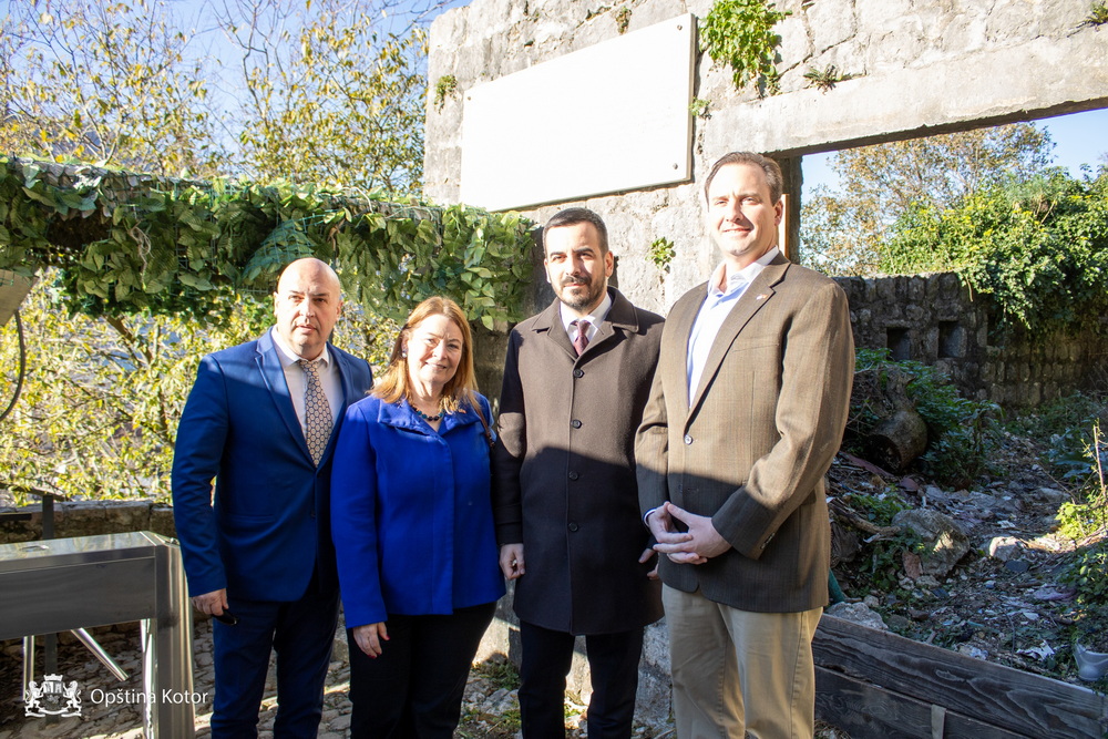 Ambasadorka SAD, predsjednik Opštine Kotor i predstavnici Ministarstva kulture i medija obišli lokalitet restauracije bedema Svetog Franja Ambasadorka SAD, predsjednik Opštine Kotor i predstavnici Ministarstva kulture i medija obišli lokalitet restauracije bedema Svetog Franja