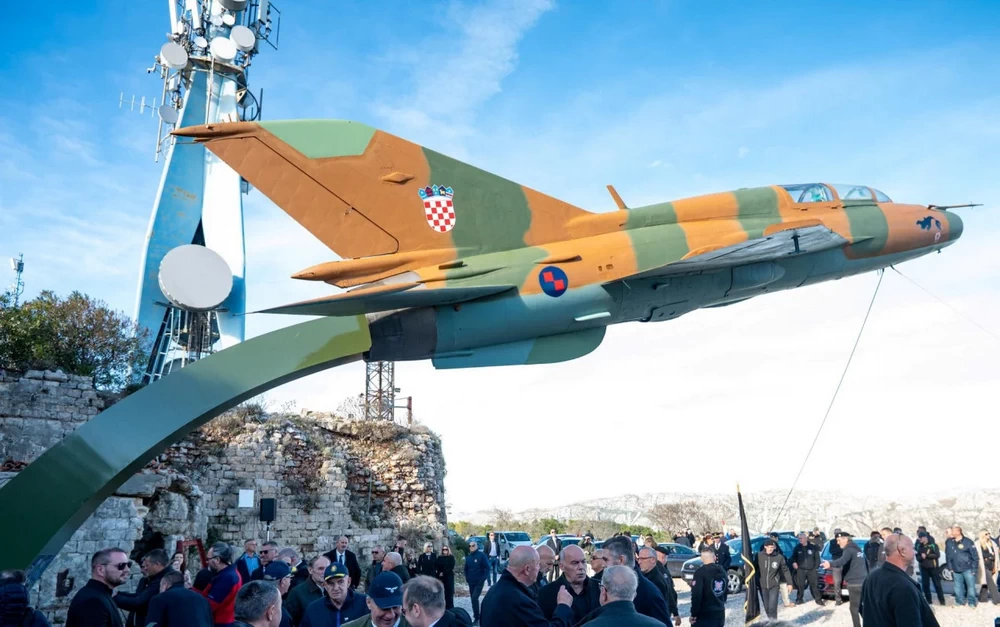 MiG 21 predstavljen na Srđu, dvojica vojnih pilota otkrila su ploču posvećenu spomen zrakoplovu MiG 21 predstavljen na Srđu, dvojica vojnih pilota otkrila su ploču posvećenu spomen zrakoplovu