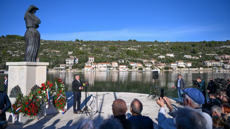 Milanović u Drveniku Velom na otkrivanja obnovljenog spomenika žrtvama El Shatta Milanović u Drveniku Velom na otkrivanja obnovljenog spomenika žrtvama El Shatta