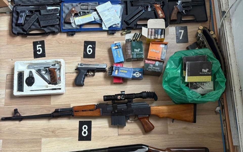 Pretresi na jugu: Policija oduzela snajper, municiju i drogu, procesuirane četiri osobe Pretresi na jugu: Policija oduzela snajper, municiju i drogu, procesuirane četiri osobe