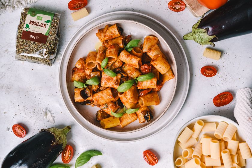 Nepogrešivi spoj koji oduševljava stoljećima – Pasta s patlidžanom i cherry rajčicama Nepogrešivi spoj koji oduševljava stoljećima – Pasta s patlidžanom i cherry rajčicama