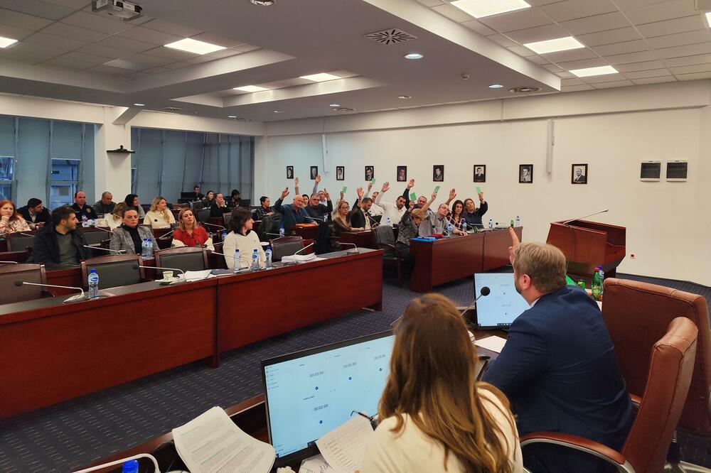 Višesatni haos u SO Tivat, budžet usvojen “kroz iglene uši”: “Pukla tikva” između Komnenovića i Markovića Višesatni haos u SO Tivat, budžet usvojen “kroz iglene uši”: “Pukla tikva” između Komnenovića i Markovića