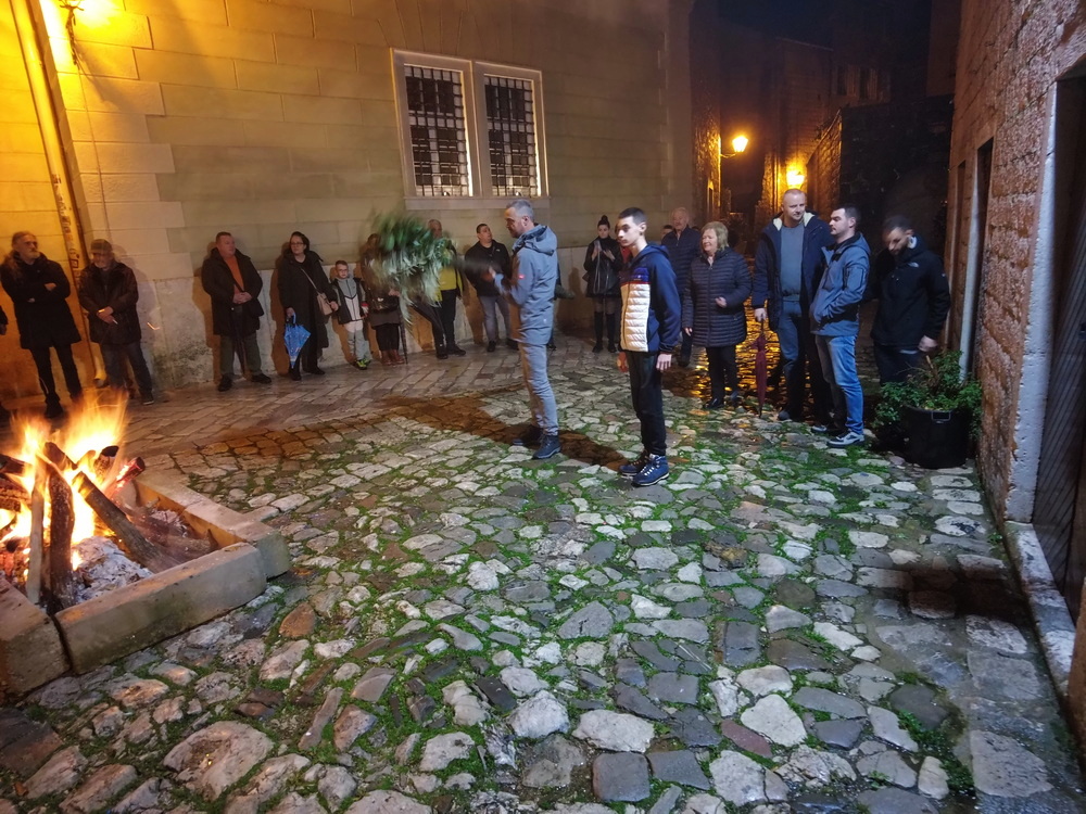 Kotor – Vjernici Crnogorske pravoslavne crkve naložili badnjak (Video)