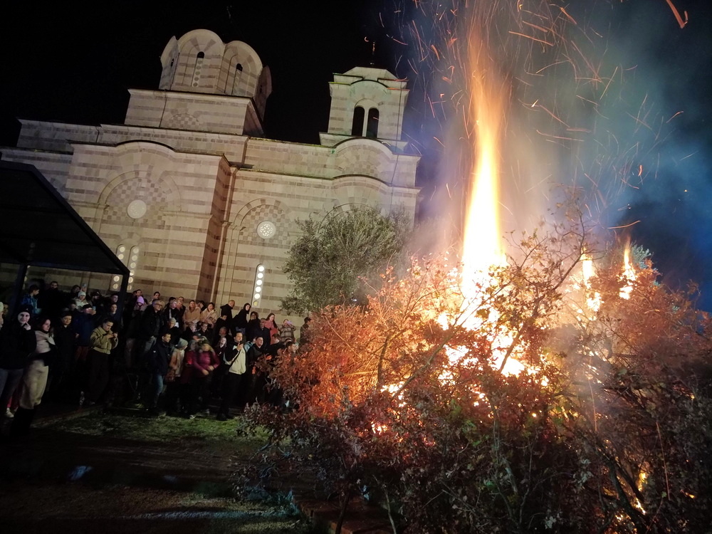 Tivat – nalaganjem badnjaka ispred crkve Svetog Save obilježen Badnji dan (Video)