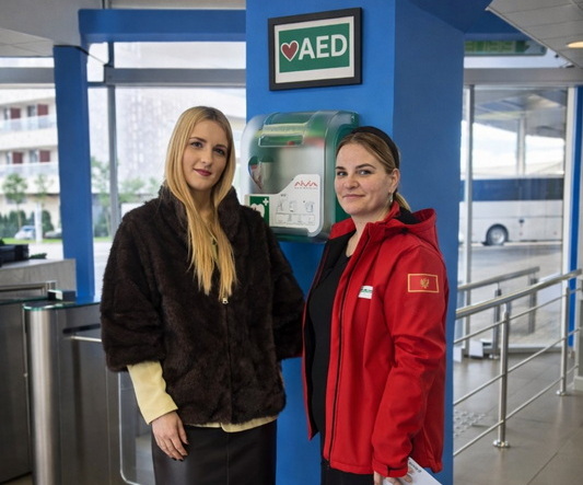 Tivat – instalirana dva prenosna eksterna defibrilatora, na Autobuskoj stanici i JU Dnevni centar za djecu i mlade sa teškoćama u razvoju – Crveni krst Tivat