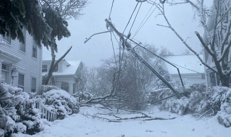 Haos na istoku SAD-a: Gotovo metar snijega, hiljade letova otkazane Haos na istoku SAD-a: Gotovo metar snijega, hiljade letova otkazane