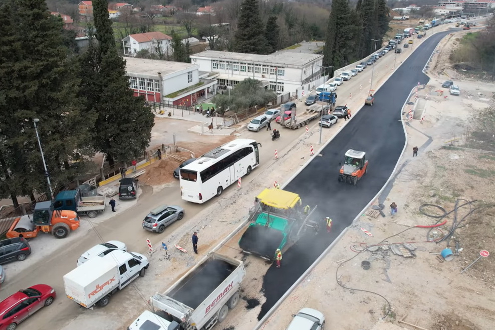 Bulevar Tivat – Jaz – kroz Radanoviće asfaltirana jedna saobraćajna traka (Video)