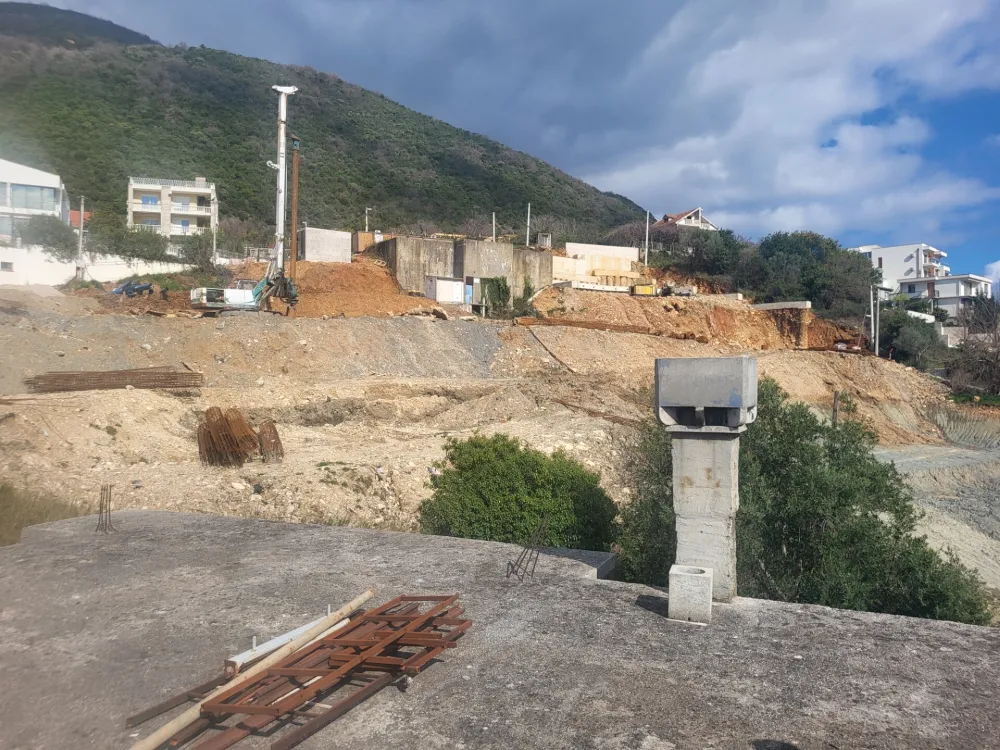 Zbog građevinskih radova u Kumboru ugroženi rezervoar vode i privatna kuća Zbog građevinskih radova u Kumboru ugroženi rezervoar vode i privatna kuća