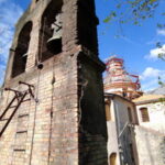 Hram gledan sa platoa zvonika