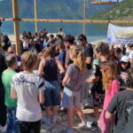 Okupljanje na plaži i dogovor