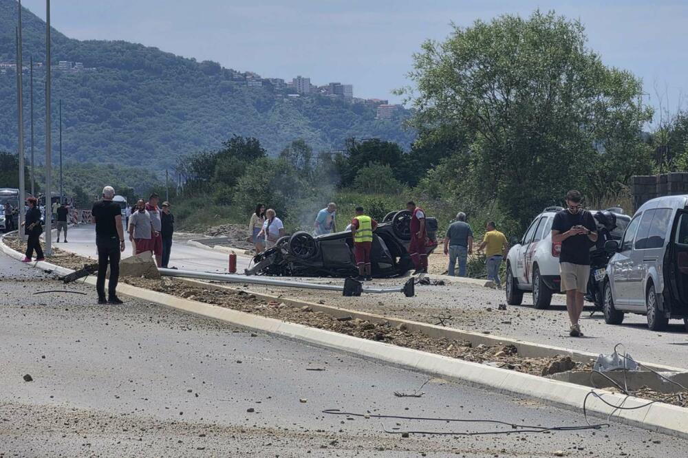 Saobraćajna nesreća u Lastvi Grbaljskoj, poginuo britanski državljanin Saobraćajna nesreća u Lastvi Grbaljskoj, poginuo britanski državljanin