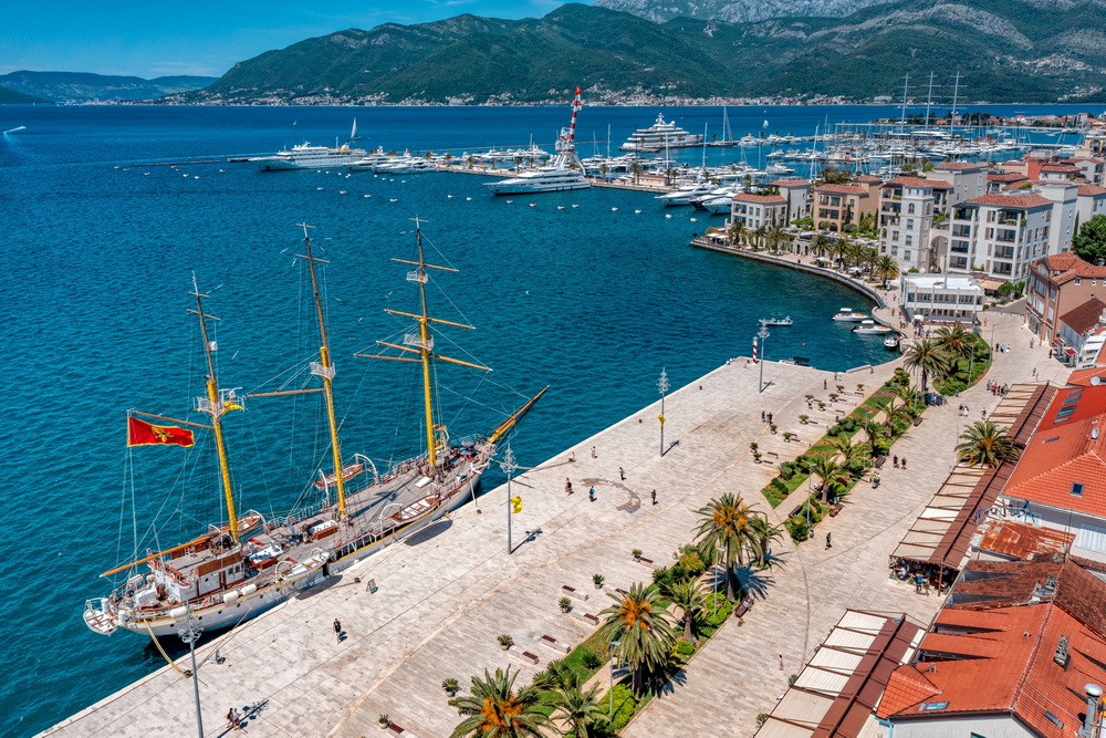 Tivat u jeku priprema za ljetnju sezonu Tivat u jeku priprema za ljetnju sezonu