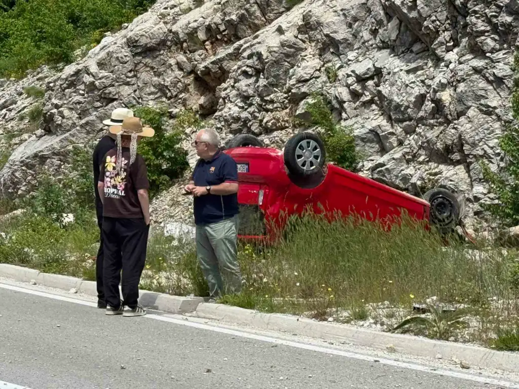 Udes na putu Cetinje – Njeguši, nema povrijeđenih, vozač koji je izazvao udes pobjegao Udes na putu Cetinje – Njeguši, nema povrijeđenih, vozač koji je izazvao udes pobjegao